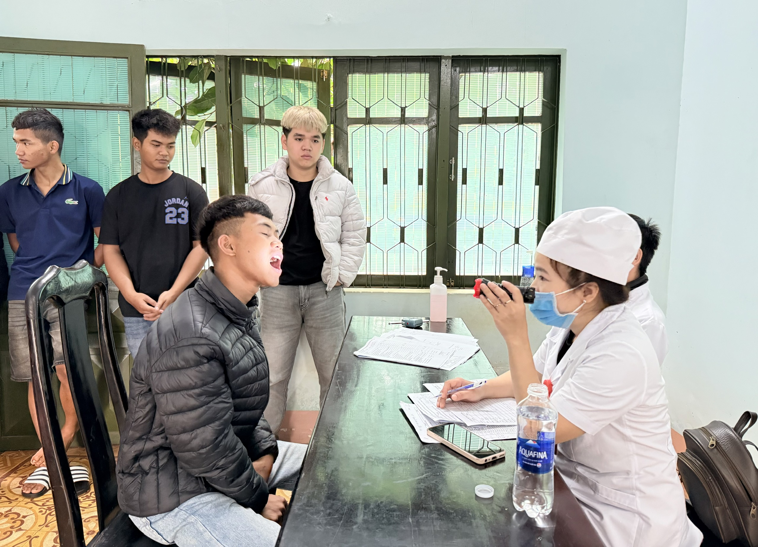 Cán bộ y tế khám sức khoẻ cho thanh niên tham gia NVQS